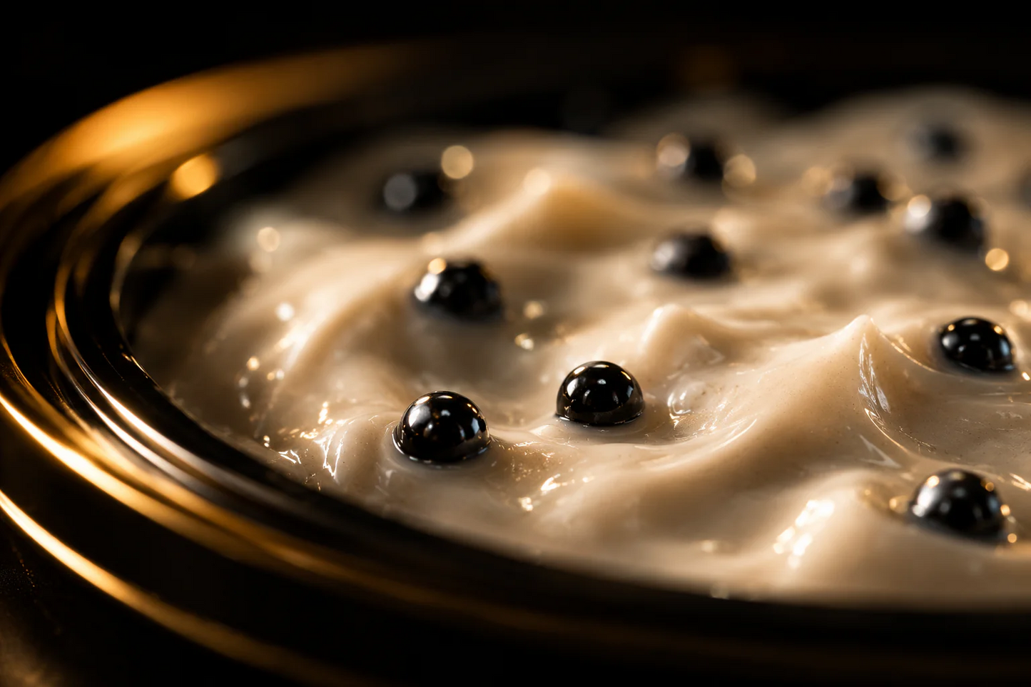 Textura cremosa de la mascarilla de caviar negro en primer plano